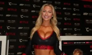 Ring-girl gây sốt ở trận Mike Tyson - Jake Paul