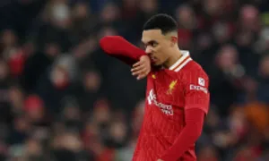Keane: 'Alexander-Arnold phòng ngự như cầu thủ hạng Tư'