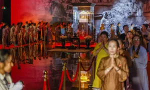 Đông nghịt người chiêm bái xá lợi trái tim Bồ tát Thích Quảng Đức
