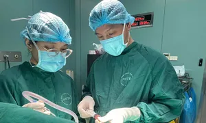 Bệnh nhân vừa mổ não vừa nhớ về thời nhập ngũ