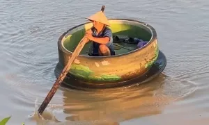 Biểu tượng chén trà 200 kg bị lũ cuốn trôi ở Thái Nguyên Biểu tượng chén trà 200 kg bị lũ cuốn trôi ở Thái Nguyên