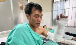 Nạn nhân vụ sạt lở đè xe khách: 'Đất đá trên núi trút xuống ầm ầm'