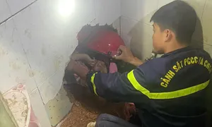 Phá tường cứu bé gái ở Đà Lạt bị vùi lấp do sạt lở